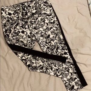 Black & White Nike crop leggings!